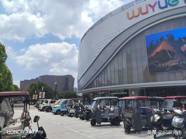 信华建国酒店和新城吾悦广场，如同商丘市中心城区的两颗璀璨明星