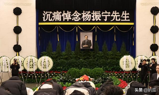 杨振宁葬礼刚结束，恶心的一幕就出现了！遗体盖国旗都被人质疑