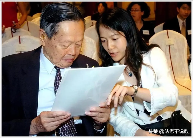 演都不演了！杨振宁去世仅3天，恶心的一幕出现，结局大快人心