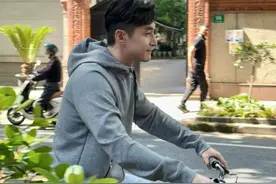 胡歌上海街头拍摄被网友偶遇，笑起来好腼腆，41岁状态好棒！图片