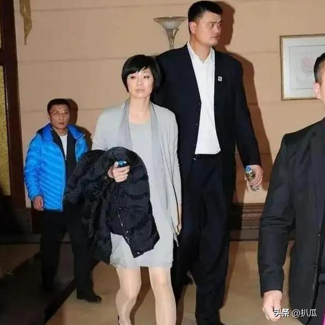 姚明一家游苏州太湖，15岁女儿打扮太老气，岳母出镜瘦又高超170