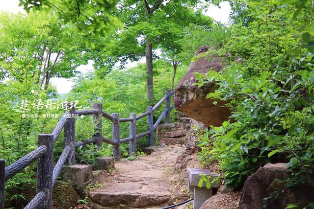 浙江绍兴这个公园依山傍水，两根石笋营造美丽风光，成为休闲胜地