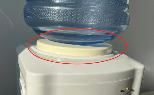 放桶装水的“饮水机”，为什么很少见了？网友：沦为时代的眼泪