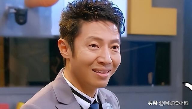 事实证明，48岁“出席阅兵解说”的李梓萌，已经走上了另一条大道