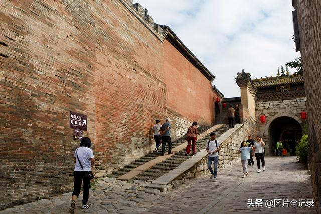 山西介休：张壁古堡暑期旅游升温