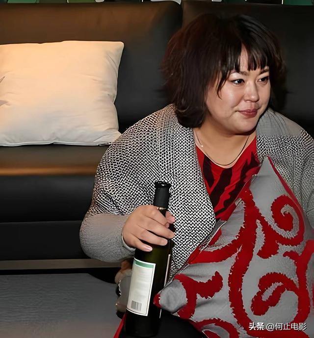 经历三次婚姻，老公一个比一个小，如今患癌，53岁与女儿相互依靠