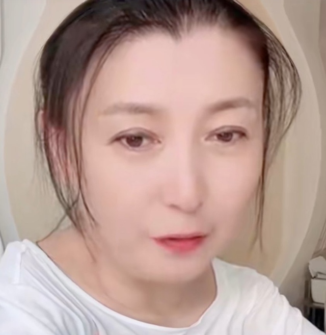 闫学晶事件升级！官媒批评毫不留情，她一反常态 终究为狂妄买了单