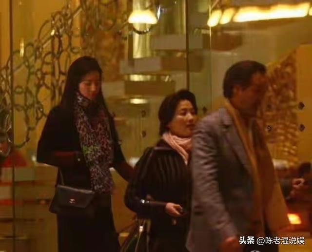 陪玩陪睡只是冰山一角，认干爹，舔手指，拜高踩低，实在荒唐！