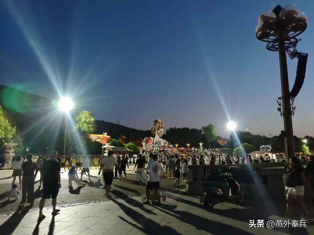 华清宫外的夜色，是文旅的尴尬，居民的闲娱，游客的懵逼