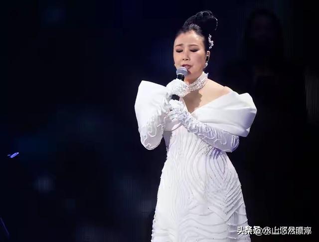 78岁连路都走不稳还开演唱会，全网骂声一片	，她却扬言回馈粉丝