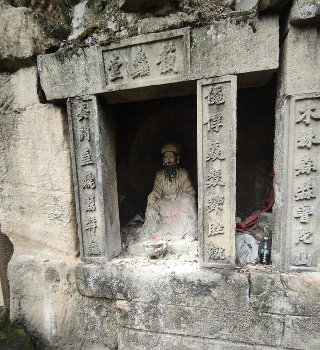 重庆大足深山有一神秘洞窟，洞口对联无人能懂，如同天书