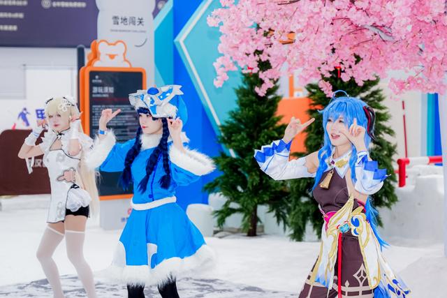 甘露山五一游：纸飞机音乐节、雪场coser…一天经历多个封神场面