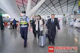 被“限高”还想坐飞机？女子利用护照买机票出境，还没登机就被拘！图片