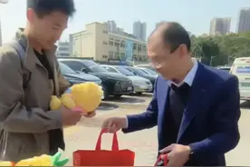 战友含泪拥抱五次！寻子24年谢爸塞红包细节曝光，母亲伴手礼催泪图片
