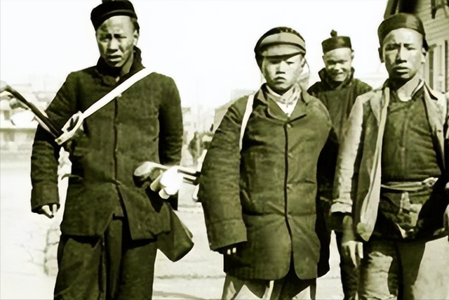 1950年，解放军剿匪到尼姑庵，一战士：这个小尼姑的胸脯有点大！