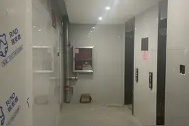 郑州58岁男子被困电梯一整夜后病危：叫天天不应，叫地地不灵图片
