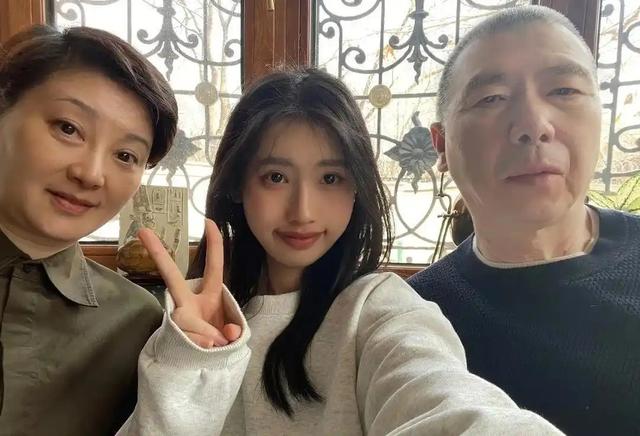 徐帆回应离婚5个月	，冯小刚近况曝光，他的“小心思	”再藏不住了