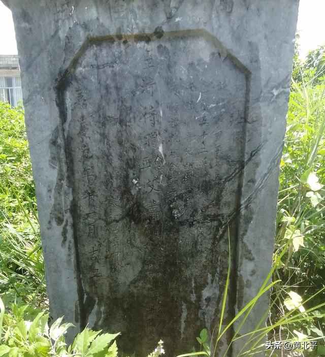 广西南宁市马山县乐圩300年古墓，墓主韦姓疑是兴隆土司韦贵后裔