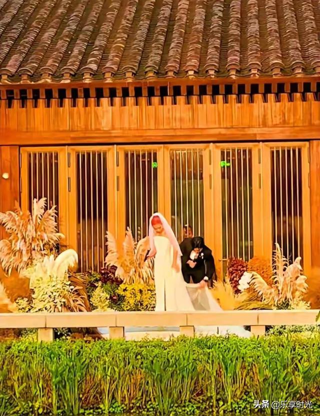 刘欢女儿在重庆举行婚礼！桌上摆了茅台，刘欢哭了，不舍女儿出嫁