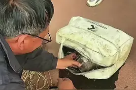 河南男子钓鱼钓到白色皮包，拉开拉链后，发现十几捆“百元大钞”图片
