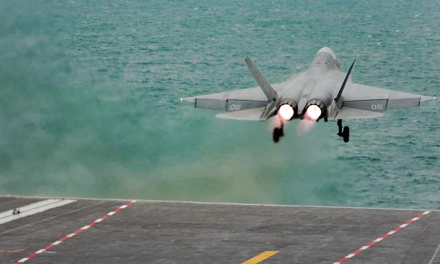 福建舰入列，老美哭丧着脸表示：不击沉它，我们都得跟着学用筷子