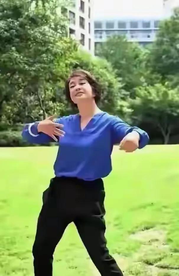 75岁刘晓庆，公园里跳舞，这状态真好，看着最多50岁，越活越年轻