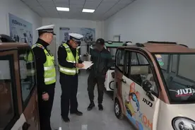 镇赉县公安局交巡警大队护航秋收 | “管控+服务” ，电动三轮车“亮尾”更安全！图片