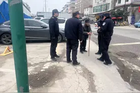 暖心！桂林城管帮扶摔倒老人，平凡善举传递城市温度图片