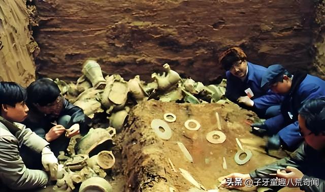 河南发现诡异村庄，村民白天睡觉，院子搭帐篷，武警到后立马保护