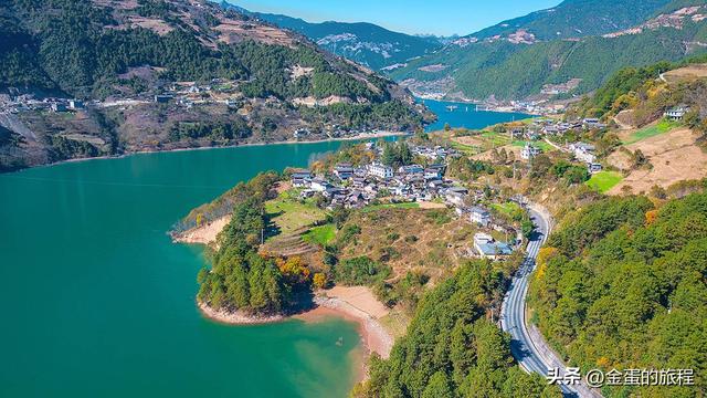雪岭之下静土，在澜沧江峡谷之上，与梅里雪山对望的崩贡寺