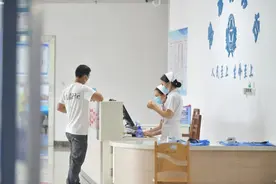 胆大！北海一男子徒手抓眼镜蛇，却不幸被蛇毒喷入眼睛图片