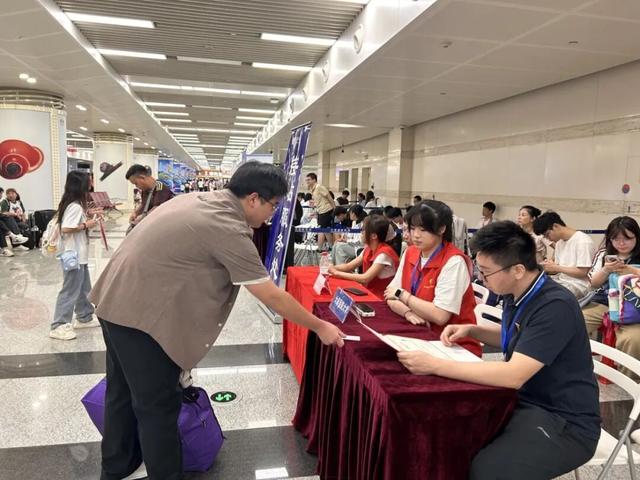 山海连城，暖心迎新！金普打卡点浪漫出圈