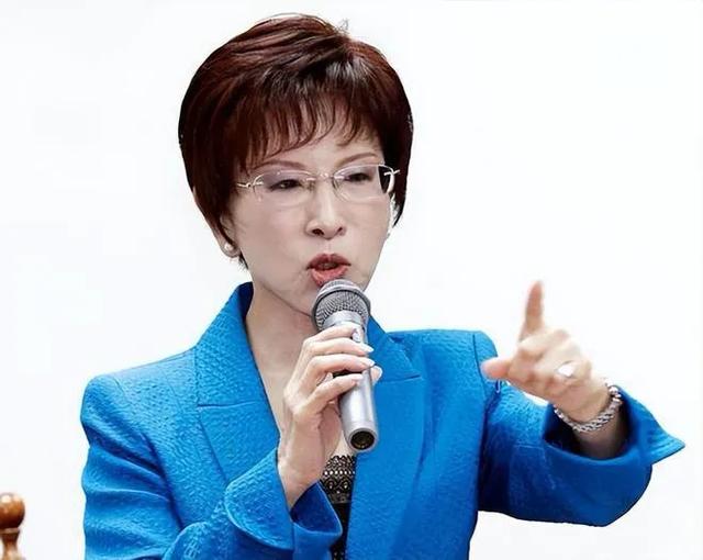 回台即抓捕？洪秀柱专机落地，国台办阐明立场，民进党只能照办！