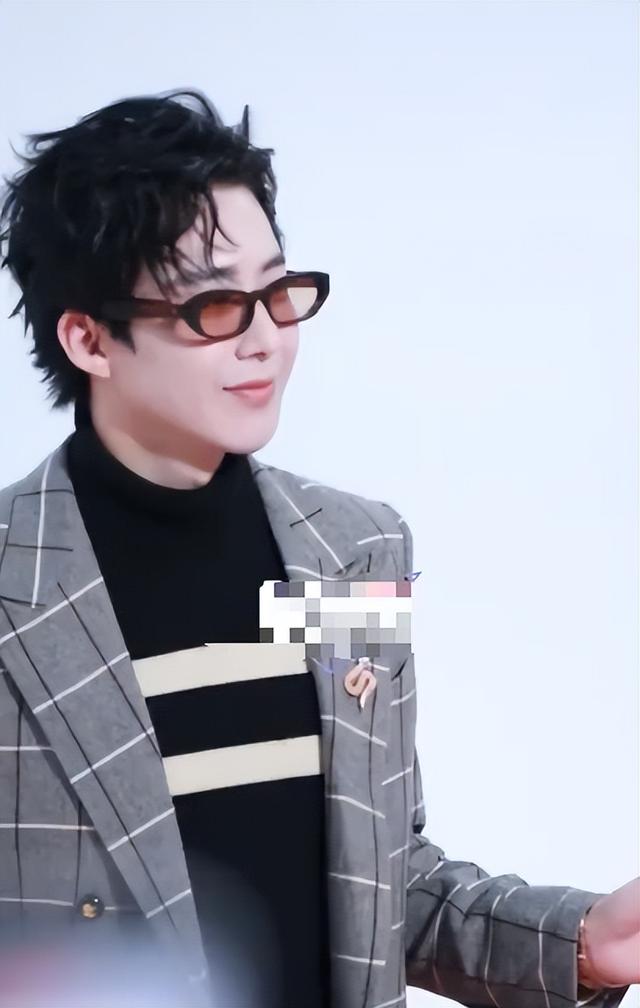 海南红毯好俗，毛晓彤挤出副乳，张萌深V不怕走光	，宋茜胸骨凸出