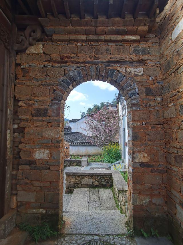 清明小假期不知去哪？来婺源看最美的乡村，把春天都锁在油菜花里