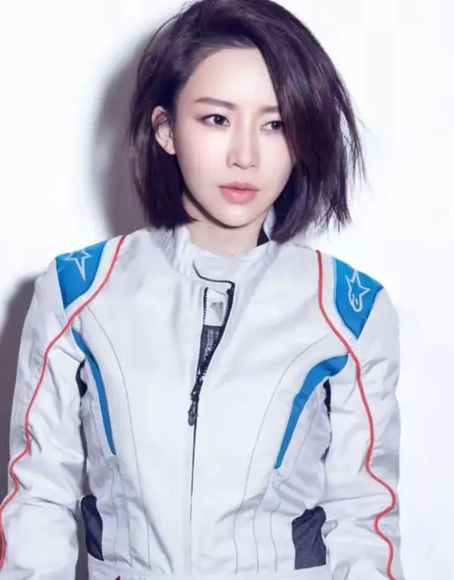 女子花式九球打法选手，潘晓婷：写真欣赏。
