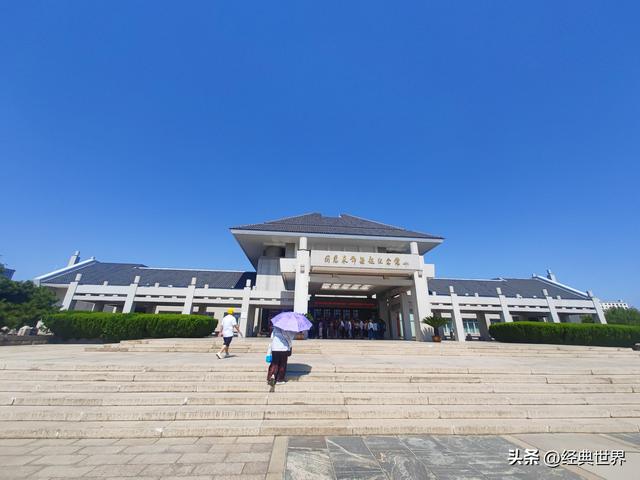 瞻仰周邓纪念馆
