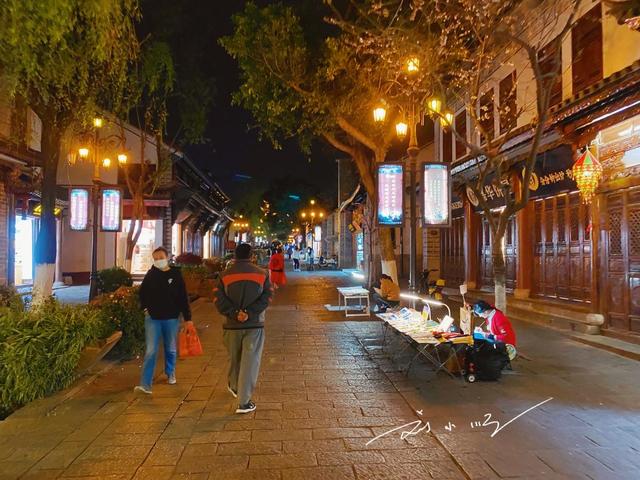 夜幕下的大理古城：满街地摊到底是“特色”，还是“煞风景”？
