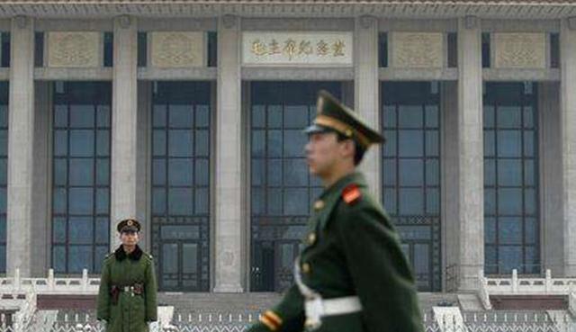 毛主席纪念堂，为什么是解放军持枪守卫，而不是武警？
