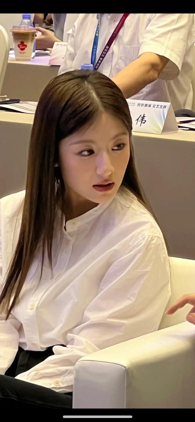 谁懂李兰迪这套上半身和下半身的温度差