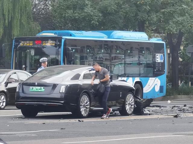劳斯莱斯车主负全责！这起交通事故为何引发全网关注？