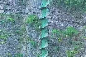 太行山悬崖摩天筒梯走红，高约88米，共有331级台阶，景区回应：每年“体检”已运营近25年图片