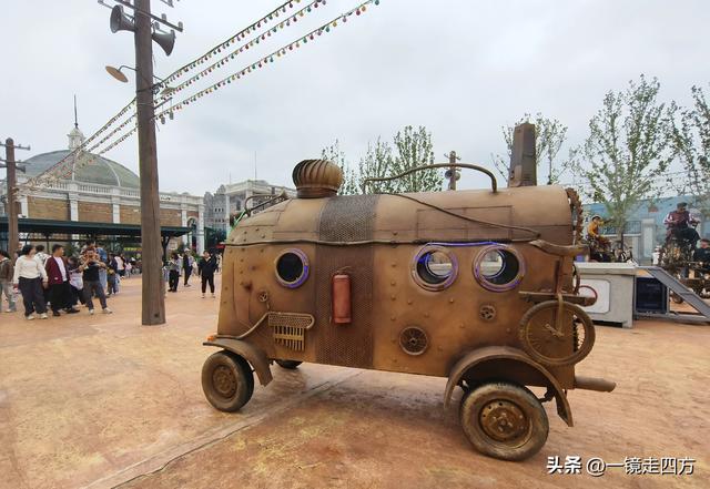 走进郑州中牟建业电影小镇，看各种特色表演，还能参与互动项目。