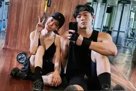 官宣恋情！钟楚曦侯雯元晒健身房合照甜蜜般配图片