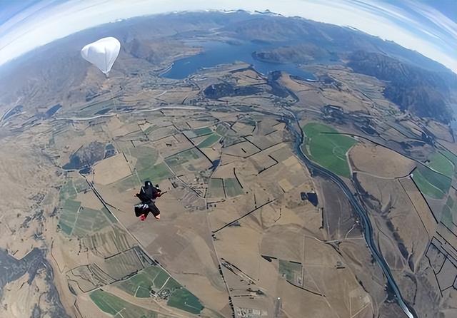 为何发生空难时，航空公司宁可赔掉几十亿，也不许乘客跳伞逃生？