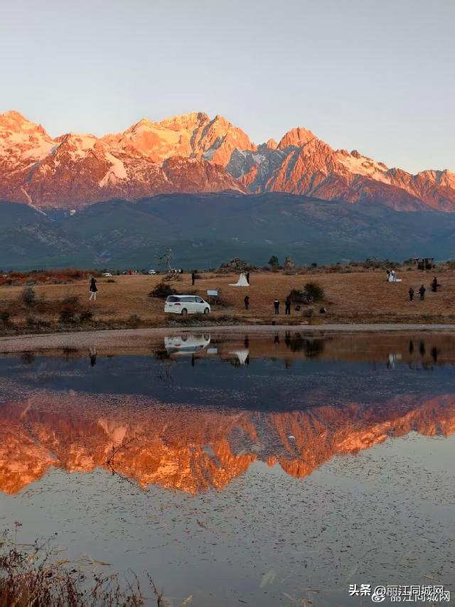 玉龙雪山日照金山跃现 游客共赴“幸运之约”