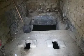 河南女子上厕所掉入茅坑溺亡，北大专家：茅坑是家里最危险的地方图片