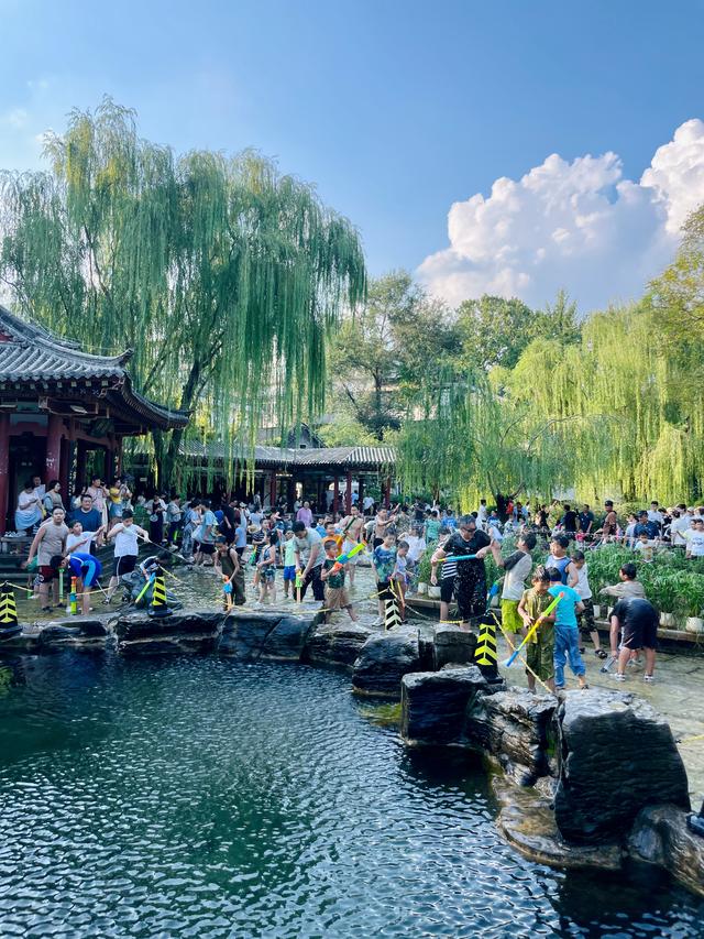 不是版纳去不起，是五龙潭更有性价比！免费儿童泼水天堂，娃玩疯