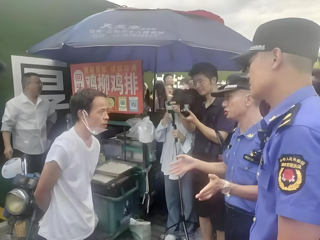 从拉面哥到鸡排哥：素人网红为何总在流量里“窒息”？