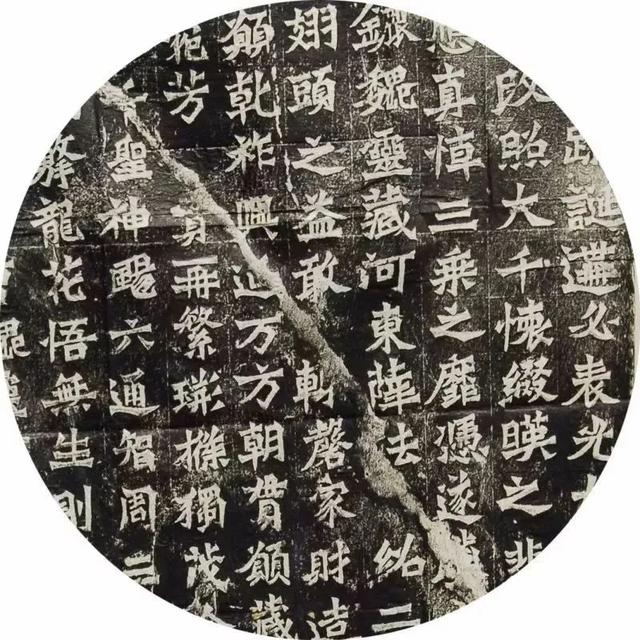 中原印象，挤在汹涌的人群中，遥望百年前的龙门石窟